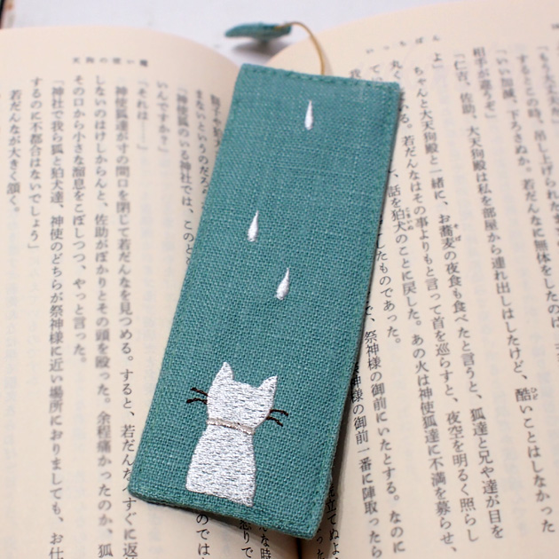 ドン・ヒラノ　猫柄　布しおり　白猫（花の夢・雨の夢）【手作り・日本製】