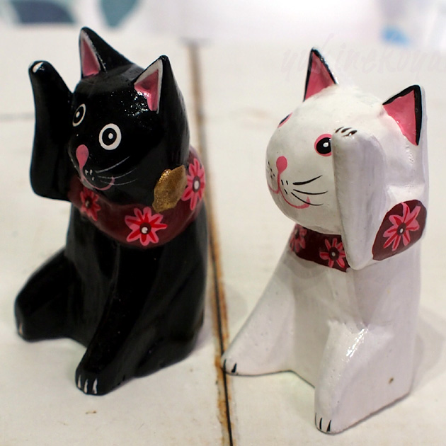 木彫りの招き猫 ２匹セット（黒猫 右手招き猫・白猫 左手招き猫）::猫 